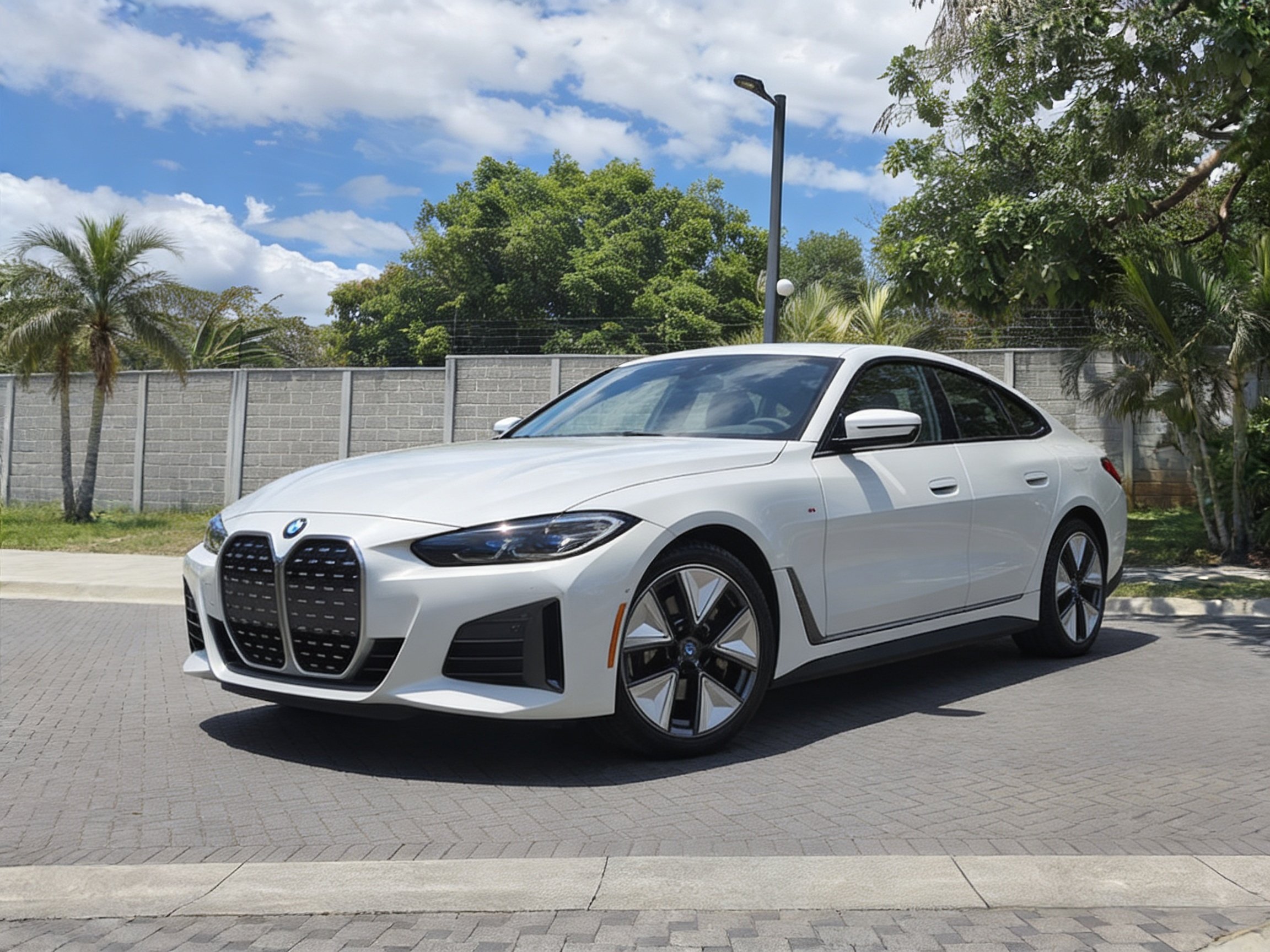 BMW i4 eDrive35 frente izquierdo