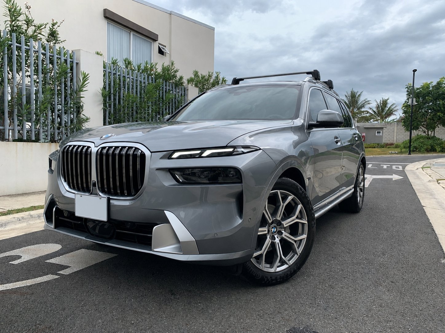 BMW X7 xDrive40i frente en calle