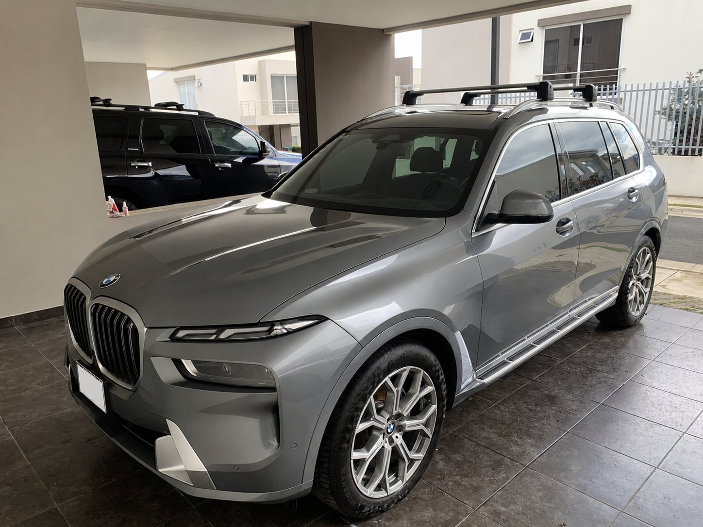 BMW X7 xDrive40i en garaje