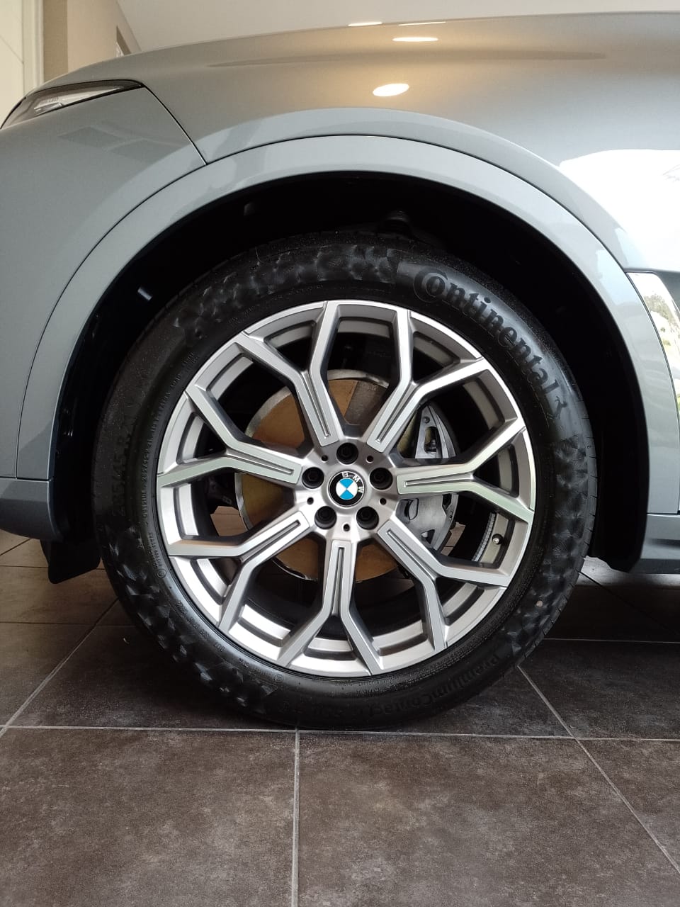 BMW X7 xDrive40i trasera en garaje